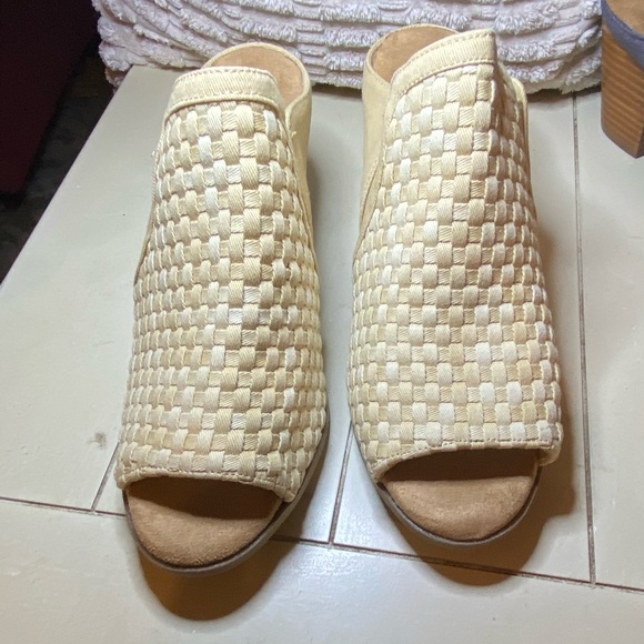 Minnetonka Mona Attached Chunky Heel Slide
Sandals. Natural. Size 8. Brand new - Picture 3 of 6